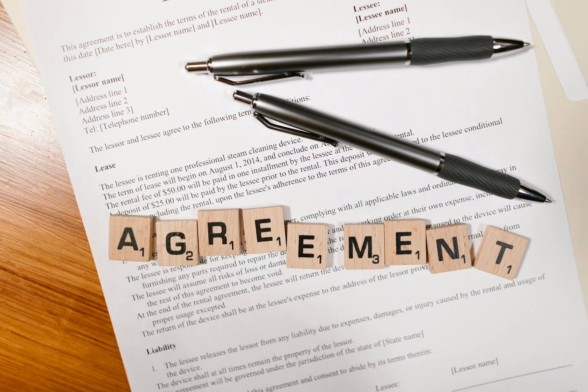 Un document amb fitxes the scrible a sobre, on posa agreement.